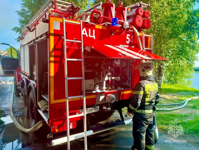 В ХМАО загорелась конюшня с лошадьми, верблюдом и пони