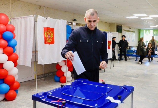 Глава Сургутского района ​Андрей Трубецкой проголосовал в Барсово