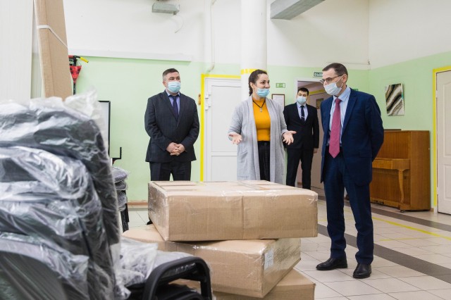 Администрация Сургутского района передала РОО «Чистый путь»  мебель
