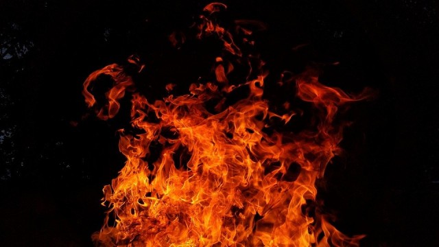 В Челябинске 58 человек тушили ночной пожар в типографии