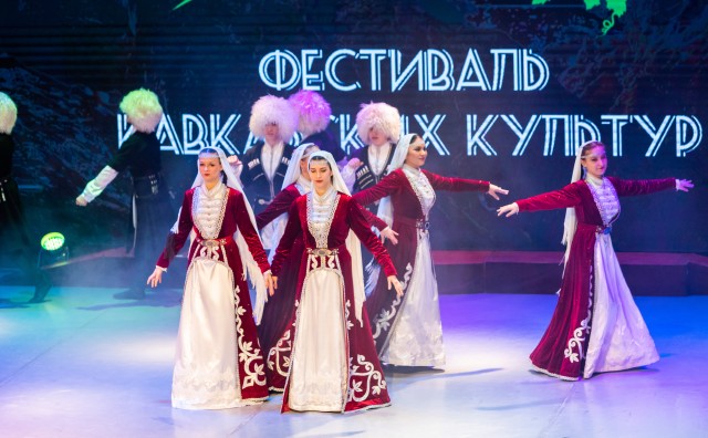 В Сургутском районе кавказцы угощали жителей пловом и танцевали лезгинку. Фоторепортаж В Сургутском районе кавказцы угощали жителей пловом и танцевали лезгинку. Фоторепортаж