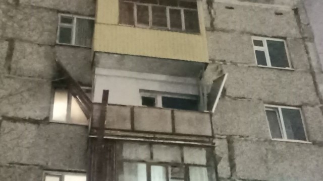 В Сургуте в квартире на Островского из-за взрыва выбило окна и балкон
