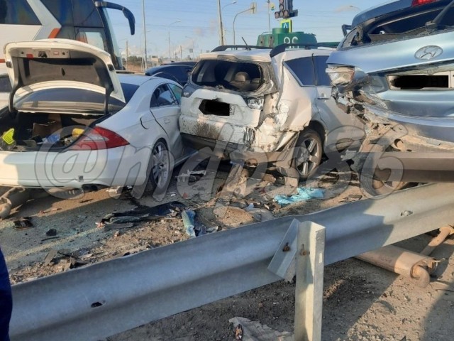 В Сургуте по вине 31-летнего водителя Mercedes столкнулись шесть автомобилей В Сургуте по вине 31-летнего водителя Mercedes столкнулись шесть автомобилей