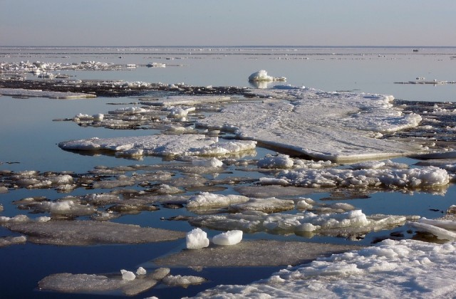 В Сургуте спасатели приостановили поиски провалившихся под лёд людей