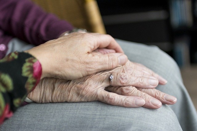 Пожилой тюменец признался, что женился на 92-летней бабушке из-за прописки и дома Пожилой тюменец признался, что женился на 92-летней бабушке из-за прописки и дома