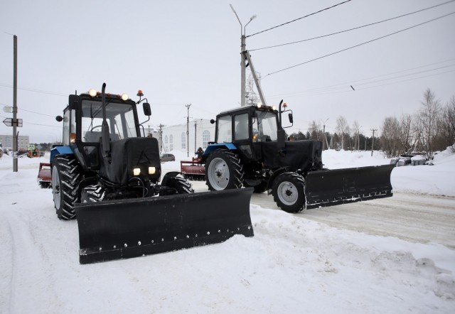 Сами с тракторами. 5 поселений Сургутского района порядок на улицах теперь наводят сами
