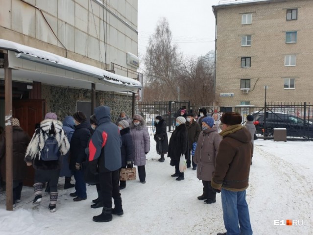 В Екатеринбурге пенсионеры выстроились в очередь к депутату за чаем и печеньем