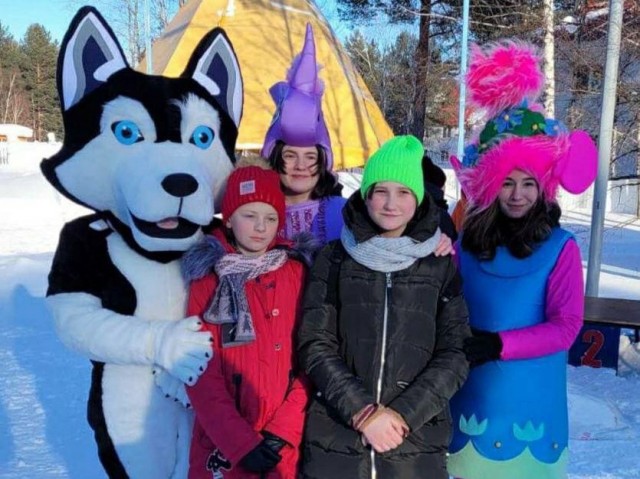 В Сургутском районе детей из ДНР прокатили на собачьих упряжках