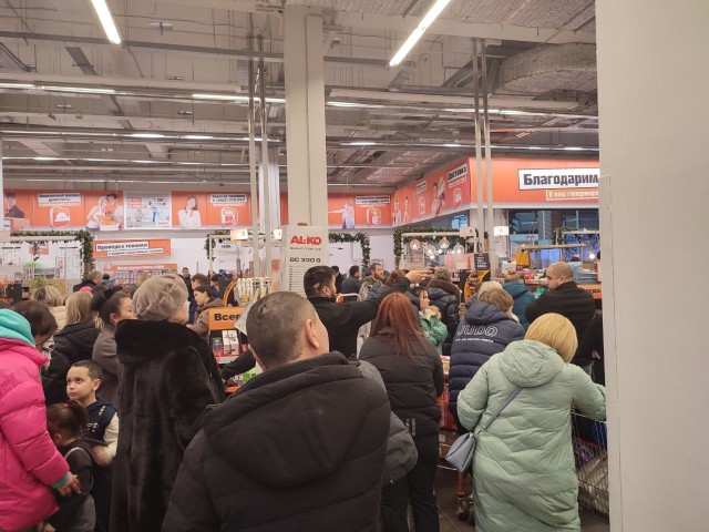 В сургутском гипермаркете OBI выстроилась огромная очередь