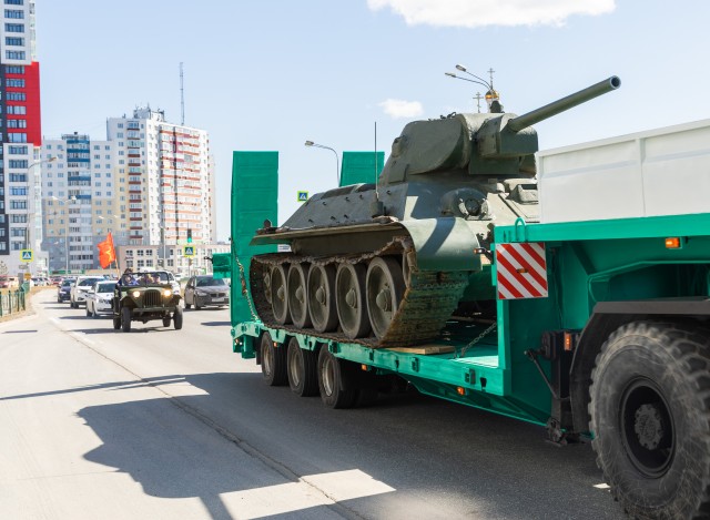 Ко Дню Победы в Сургут прибыл танк Т-34 редкой модификации на вечную стоянку в память о войне