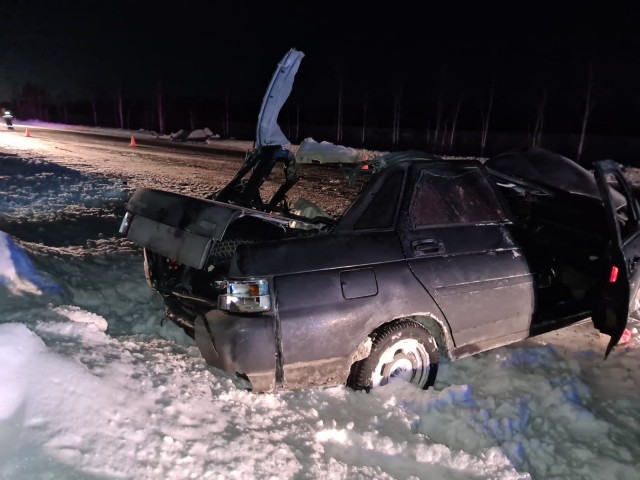 В Сургутском районе при столкновении легковушки и грузовика погиб человек