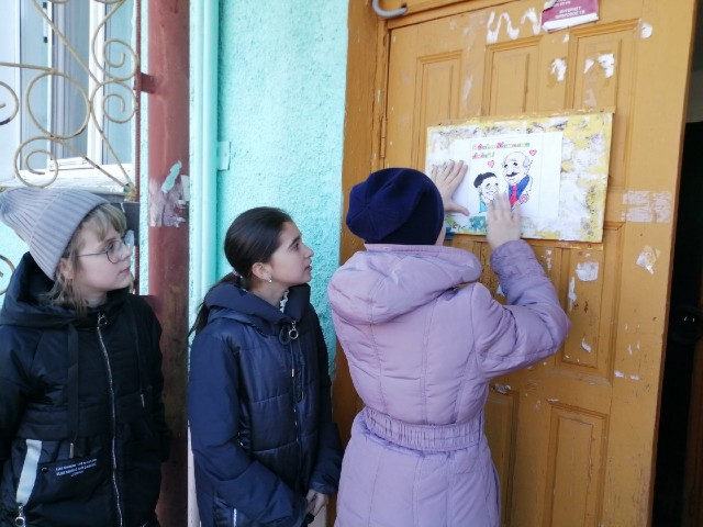 ​В поселении Сургутского района пенсионеров поздравляют открытками и плакатами