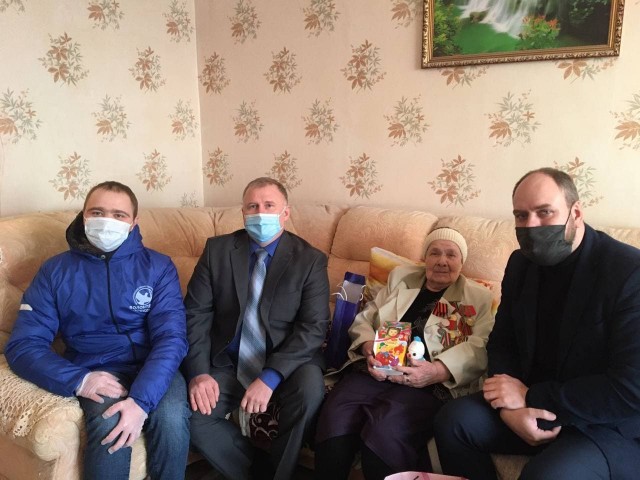 ​В Сургутском районе с новогодними праздниками поздравили ветерана Любовь Нефёдову