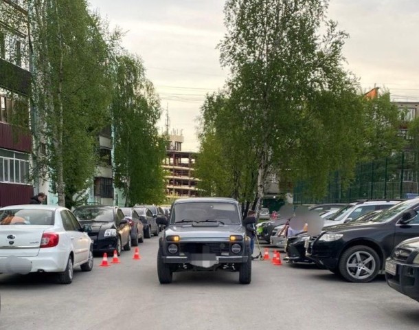 В Сургуте во дворе дома водитель сбил двоих маленьких детей