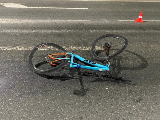 В Сургуте велосипедиста, проехавшего на красный, насмерть сбил Mercedes
