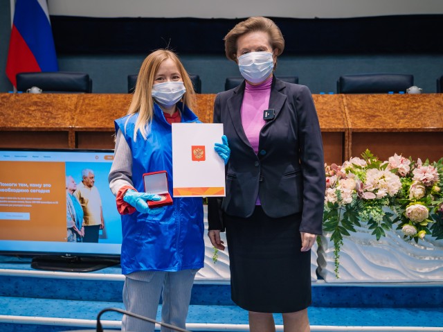Вера Кондратьева получила из рук губернатора Югры награду