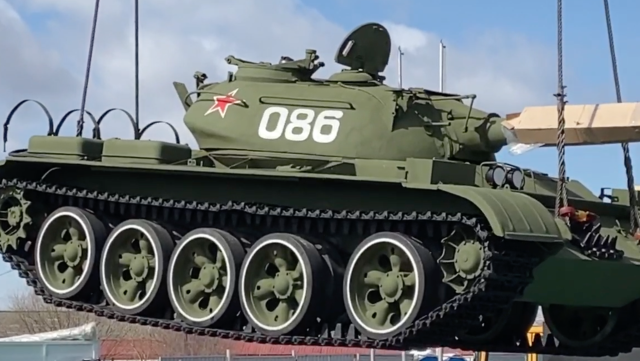 ​В Сургуте ко Дню Победы на Речпорту установили танк Т-55