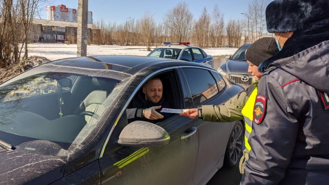 В Солнечном юные инспекторы дорожного движения раздали водителям памятки