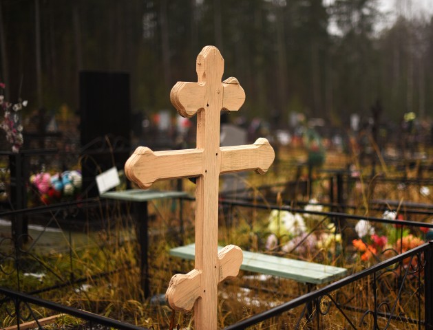 ​В Сургуте на кладбищах к людям пристают мошенники