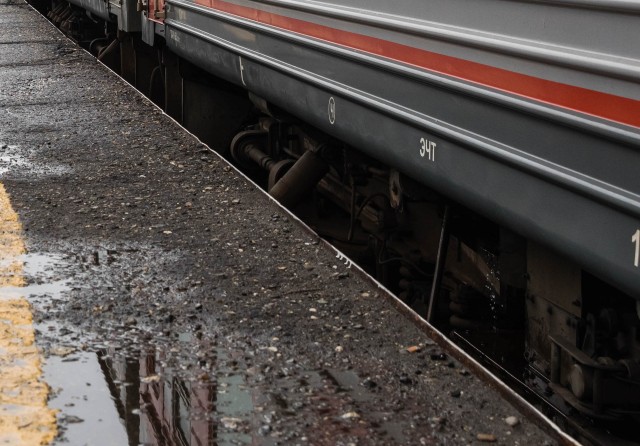 ​В Сургутском районе мужчина попал под поезд. Ему отрезало ногу