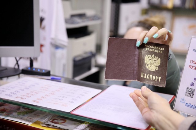 Уроженка из ДНР в Сургутском районе получила ​паспорт гражданина Российской Федерации