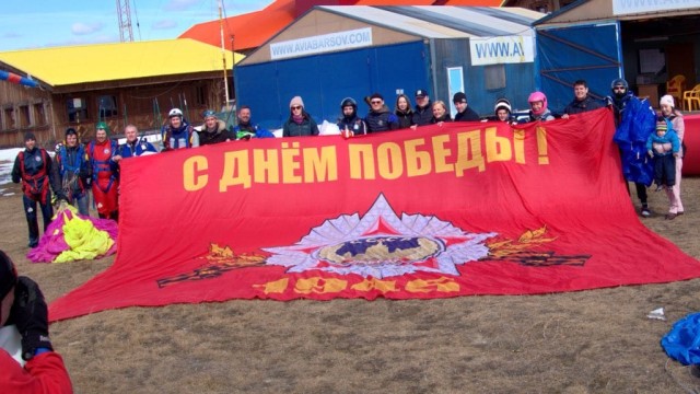 ​Парашютисты Сургутского района в небе развернули знамя Победы