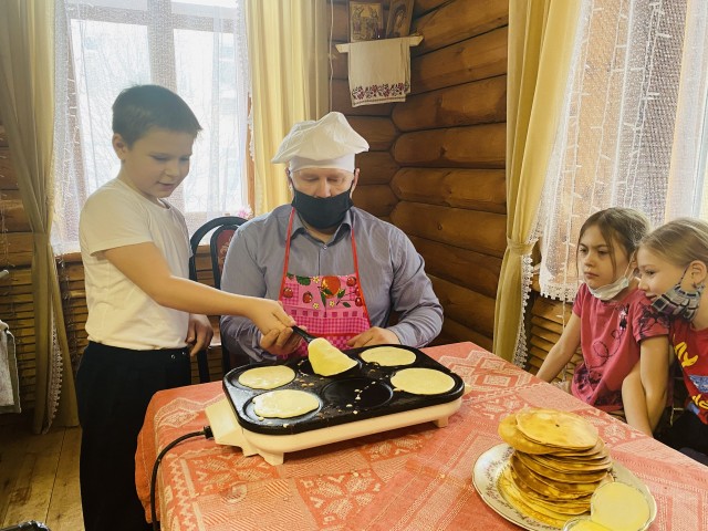 В Сургутском районе Центр детского творчества отметил масленичную неделю мастер-классом