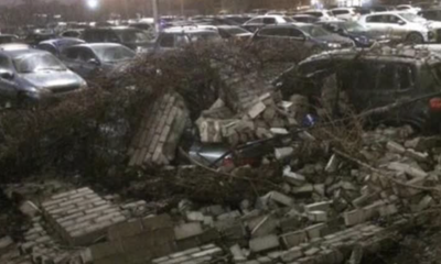 Кирпичный забор в Липецке обрушился и завалил 13 машин сотрудников завода