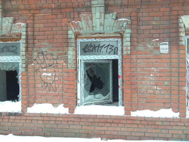 В Томске неизвестные вандалы постепенно разрушают «дом с кикиморой»