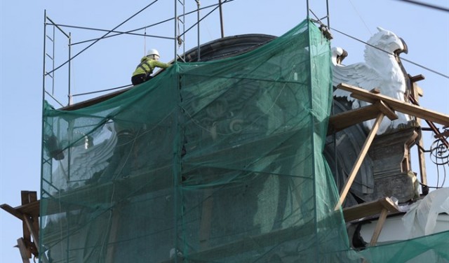 Строители восстановили лепнину томского здания-памятника «Пассаж Второва»