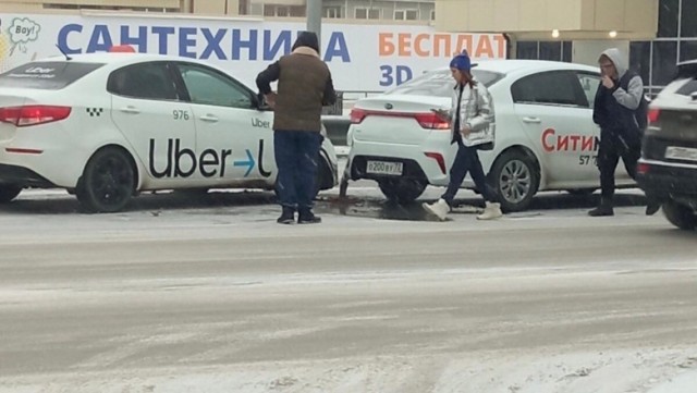 В Тюмени столкнулись два автомобиля конкурирующих такси