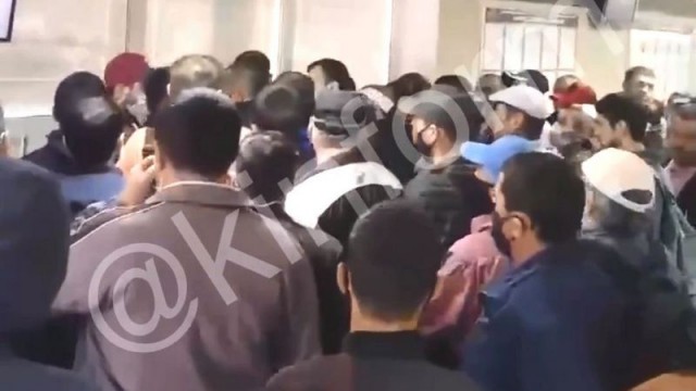 В Сургуте мигранты берут штурмом здание миграционного управления