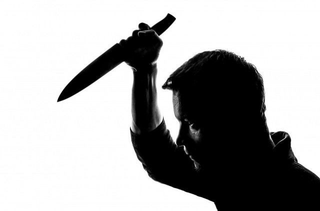 На тюменку в подъезде жилого дома напал мужчина с ножом