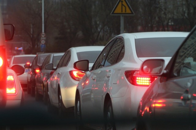 В центре Екатеринбурга водители встали в пробку из-за неисправного светофора