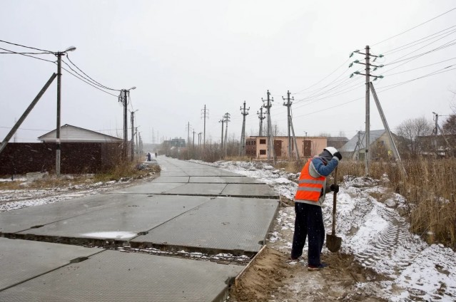 В Солнечном тянут дорогу к микрорайону ИЖС, заливают фундамент новой школы