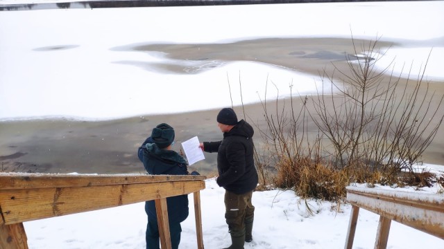 ​В Лянторе спасатели предупреждают рыбаков: лёд ещё тонкий