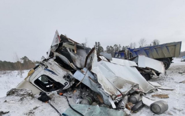 В Югре при столкновении двух грузовиков пострадали 4 человека
