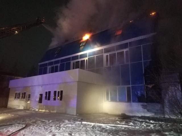 ​В Лянторе произошел пожар в административном здании, есть пострадавший