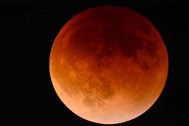 Лунное затмение: астролог подсказывает, как прожить этот непростой день