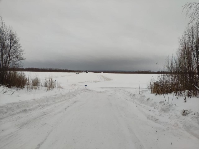 В Югре из-за непогоды закрыли зимник через реку Обь В Югре из-за непогоды закрыли зимник через реку Обь