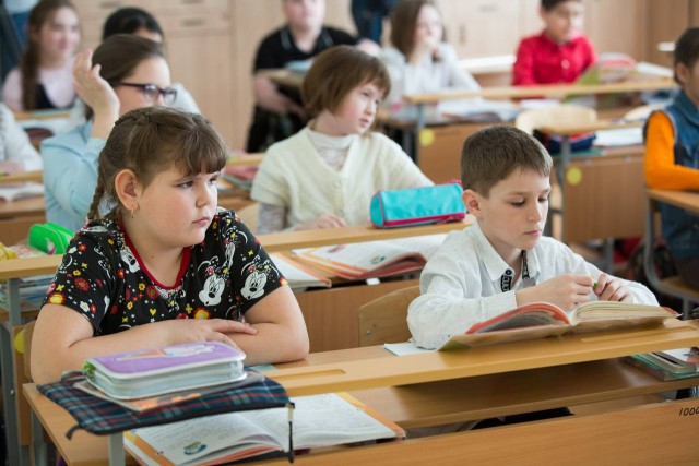 ​Временно эвакуированные из ДНР в Югру школьники приступили к учёбе