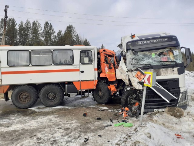 В Югре грузовик протаранил автобус: пострадали трое пассажиров