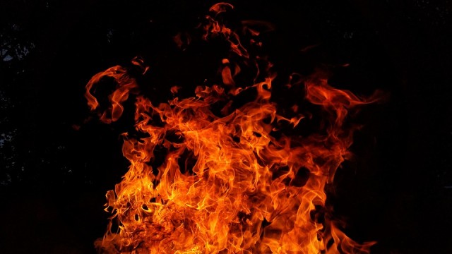 ​В Нягани при пожаре в многоквартирном доме погиб человек, ещё семь спасли