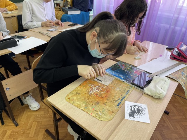 ​В Сургутском районе юных художников научили делать линогравюры