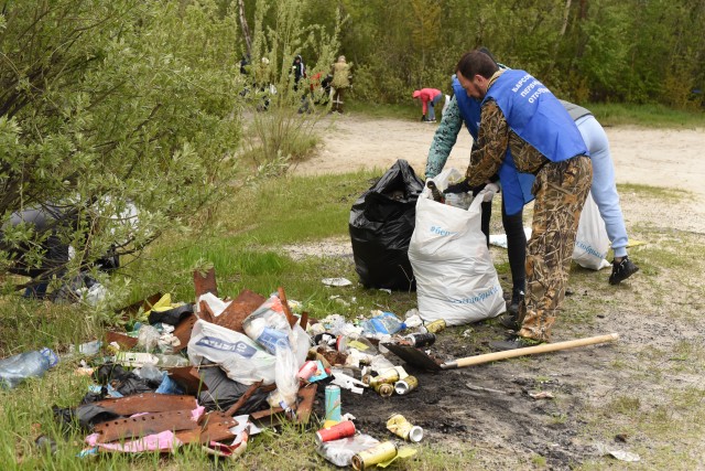 Волонтёры Сургутского района очистили территорию у Барсовой горы