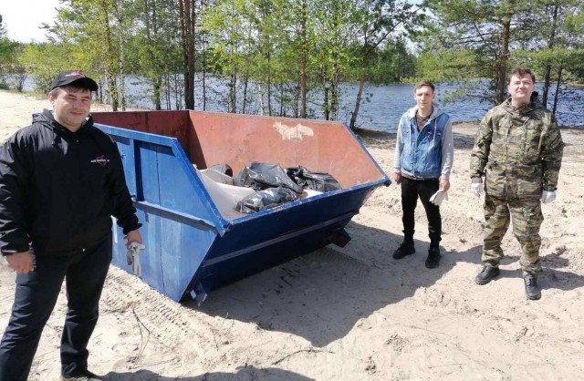 Волонтёры собрали 10 кубометров мусора на берегах Голубых озёр в Фёдоровском