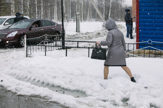 ​Пока администрация воюет с подрядчиком, лянторцы – со снежной кашей на дорогах