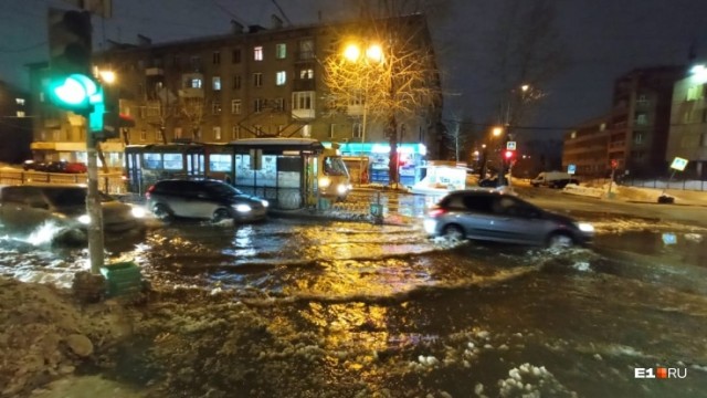​Из-за прорыва трубы в Екатеринбурге затопило несколько улиц