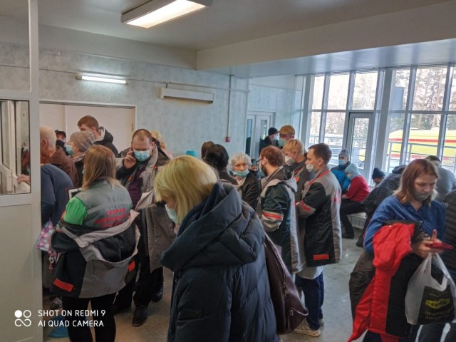 В Омске пациенты и сотрудники скорой ссорятся в очереди в областной больнице
