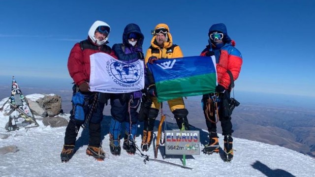 Альпинисты из ХМАО совершили восхождение на Эльбрус в честь 90-летия округа